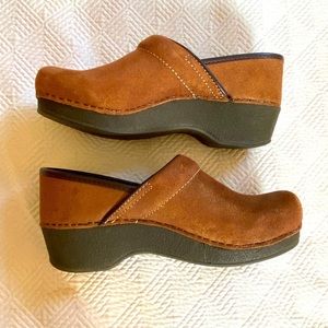 Like New Women’s Dansko Light Brown Leather Suede Clogs Size 39